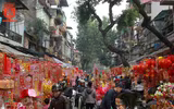 Hàng Mã rực đỏ ngày giáp Tết